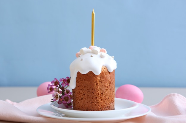 Traditioneller Osterkuchen auf dem Tisch traditionelle Leckereien zu Ostern