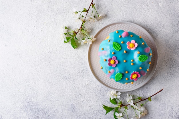 Traditioneller Osterkuchen mit Belag