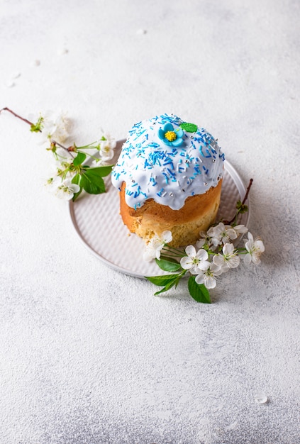 Traditioneller Osterkuchen mit Belag