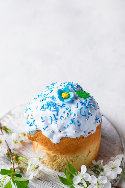 Traditioneller Osterkuchen mit Belag