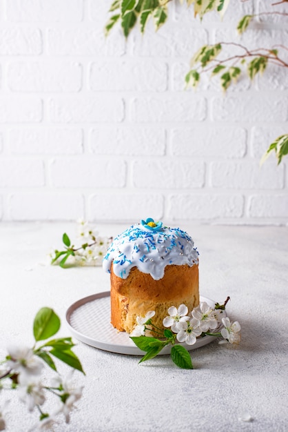 Traditioneller Osterkuchen mit Belag