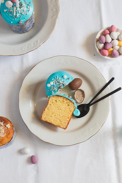 Traditioneller Osterkuchen und bemalte Eier, Schokoladeneier