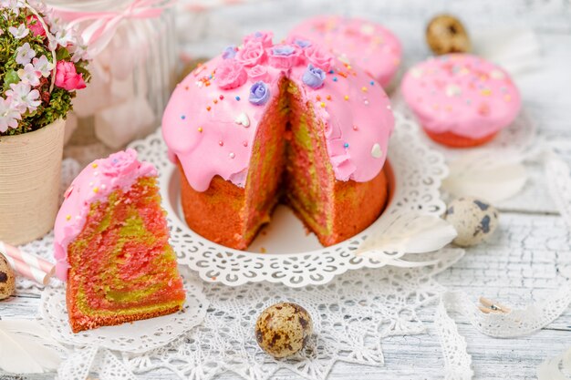 Traditioneller Osterkuchen und Cupcakes