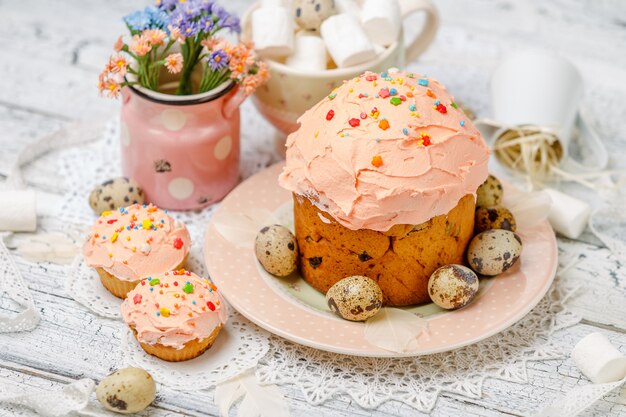 Traditioneller Osterkuchen und Cupcakes