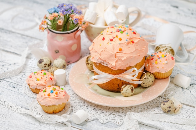 Traditioneller Osterkuchen und Cupcakes