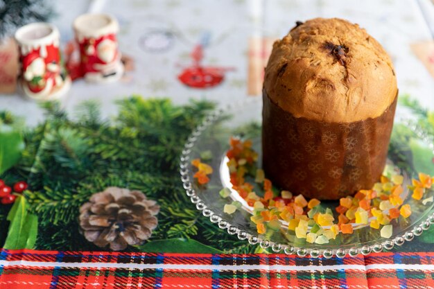 Traditioneller Panettone mit kandierten Früchten auf einem Weihnachtstisch für eine Weihnachtsbotschaft