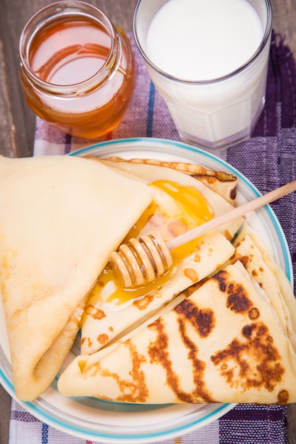 Traditioneller Pfannkuchen auf Tellern