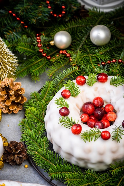 Traditioneller Puddingkuchen auf festlichem Weihnachtstisch