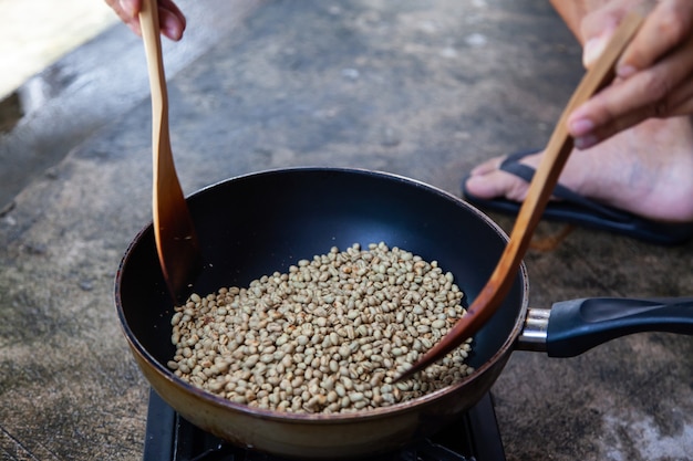 Traditioneller Röstkaffee zu Hause, frisch geröstete Kaffeebohnen.