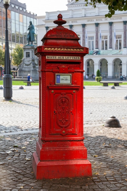 Traditioneller roter Briefkasten in Lüttich