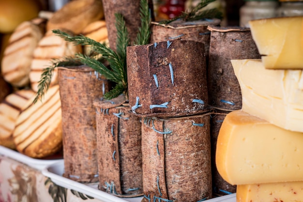 Traditioneller rumänischer Käse Branza de Burduf in Baumrinde