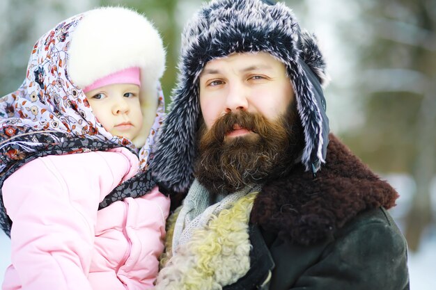 Traditioneller russischer Feiertag im zeitigen Frühjahr. Winter absehen. Karneval. Familie mit Kindern im Winter im Park.