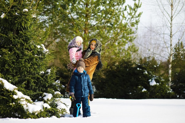 Traditioneller russischer Feiertag im zeitigen Frühjahr. Winter absehen. Karneval. Familie mit Kindern im Winter im Park.