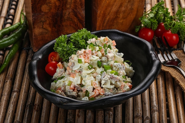 Foto traditioneller russischer salat mit mayonnaise