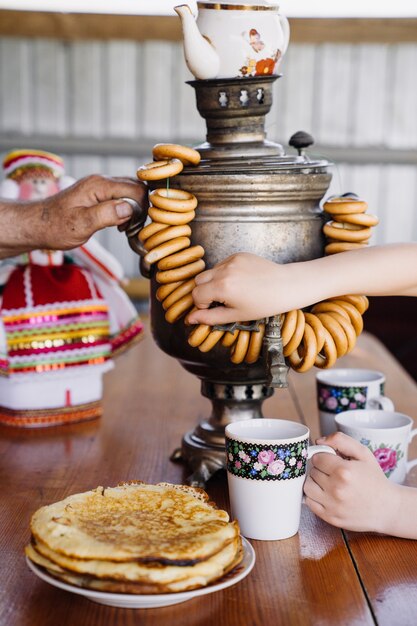 Traditioneller russischer Tee mit Samowar und Süßigkeiten