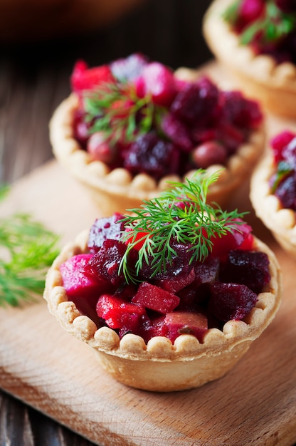 Traditioneller russischer veganer Salat mit Kartoffeln und Rote Beete