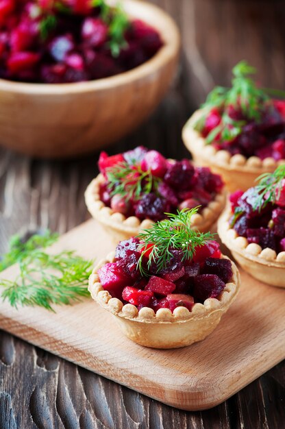 Traditioneller russischer veganer Salat mit Kartoffeln und Rote Beete