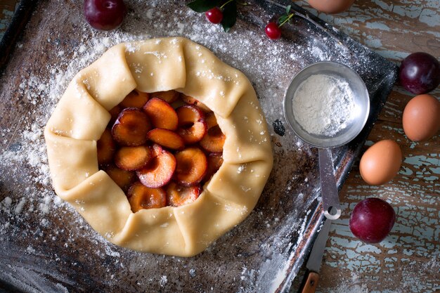 Traditioneller rustikaler Kuchen zubereitet aus Teig und Pflaume Beschneidungspfad eingeschlossen