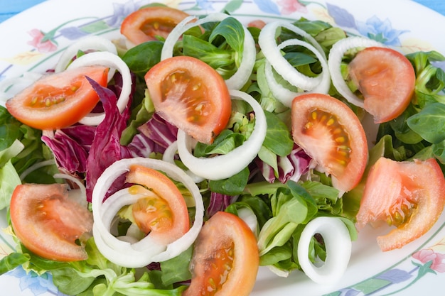 Traditioneller Salat mit Tomate, Kopfsalat und Zwiebel