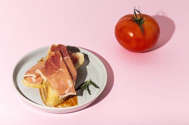 Traditioneller spanischer iberischer Serrano-Schinken mit Tomate. Parmaschinken italienische Antipasti