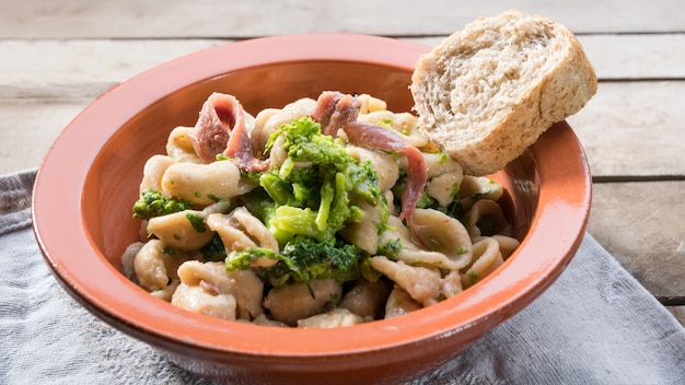 Traditioneller Teller von Apulien-Regionteigwaren Orecchiette mit Rübengrüns, Nahaufnahme, rustikale Art