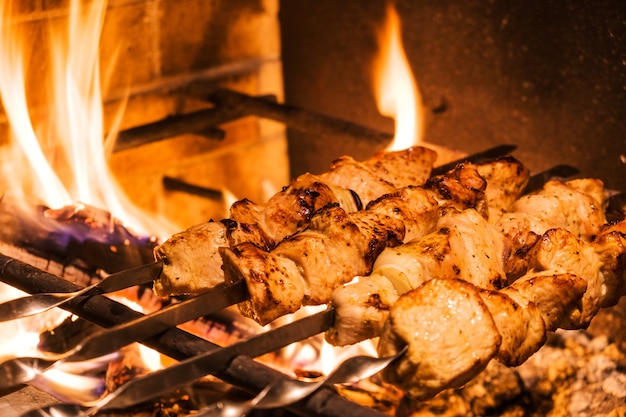 Traditioneller Truthahnkebab auf dem Grill mit Spießen im türkischen Restaurant zum Abendessen. Esskultur in der Türkei.