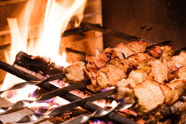 Traditioneller Truthahnkebab auf dem Grill mit Spießen im türkischen Restaurant zum Abendessen. Esskultur in der Türkei.