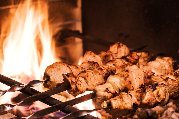 Traditioneller Truthahnspiesse auf dem Grill mit Spießen im türkischen Restaurant zum Abendessen