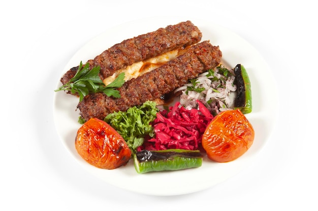 Traditioneller türkischer Adana Kebab und Salat