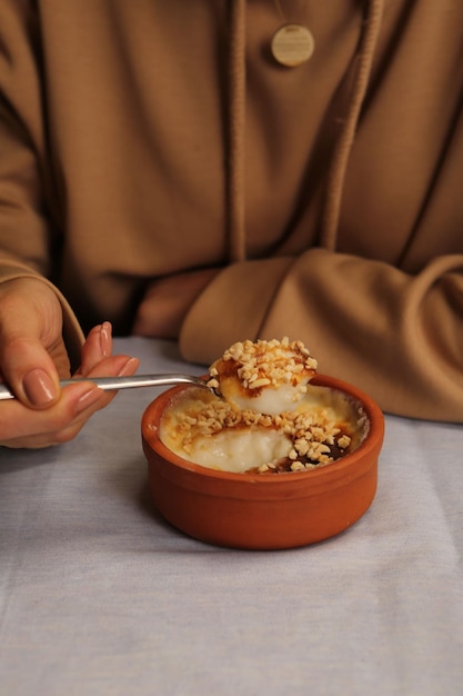 traditioneller türkischer Dessert-Milchpudding mit Reis