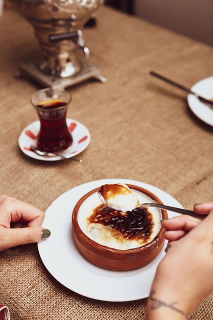 traditioneller türkischer Dessert-Milchpudding mit Reis