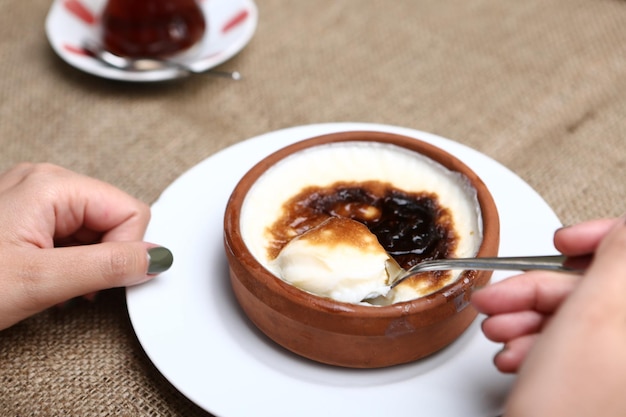 traditioneller türkischer Dessert-Milchpudding mit Reis