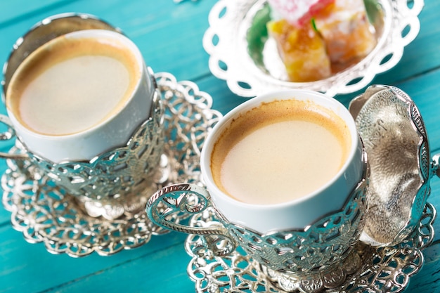 Traditioneller türkischer Kaffee und türkische Freude auf Holztisch.