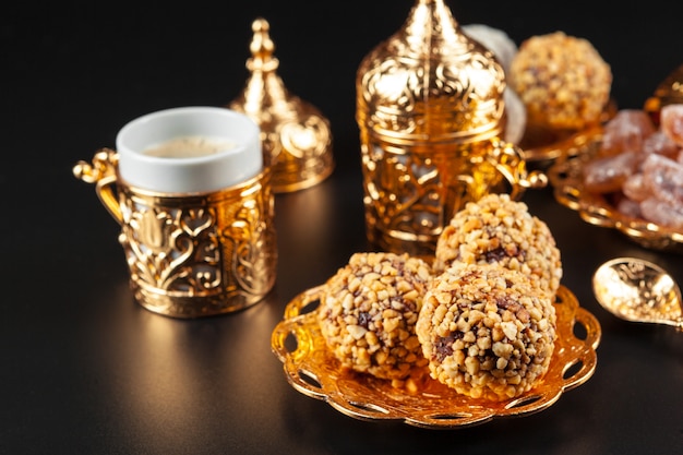Traditioneller türkischer Kaffee und türkische Köstlichkeiten