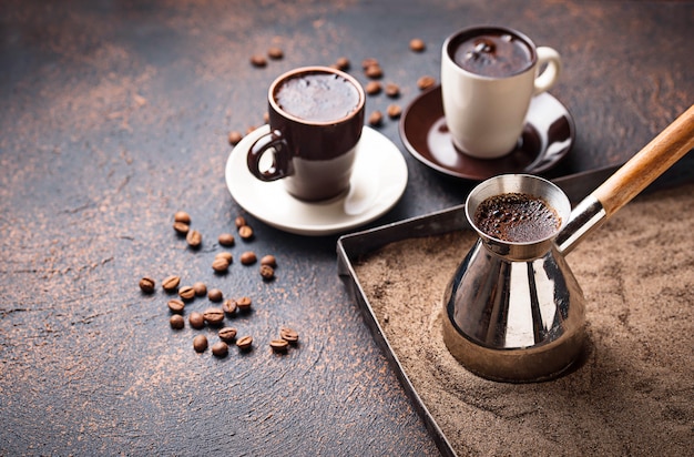 Traditioneller türkischer Kaffee zubereitet auf heißem Sand