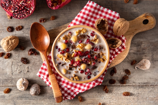 Traditioneller türkischer Noahs Pudding in Schüssel auf Holztisch