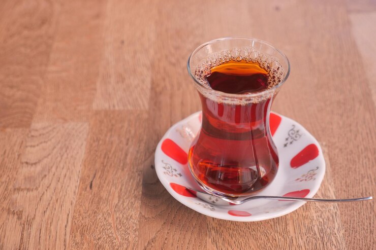 Traditioneller türkischer Tee auf weißem Tisch