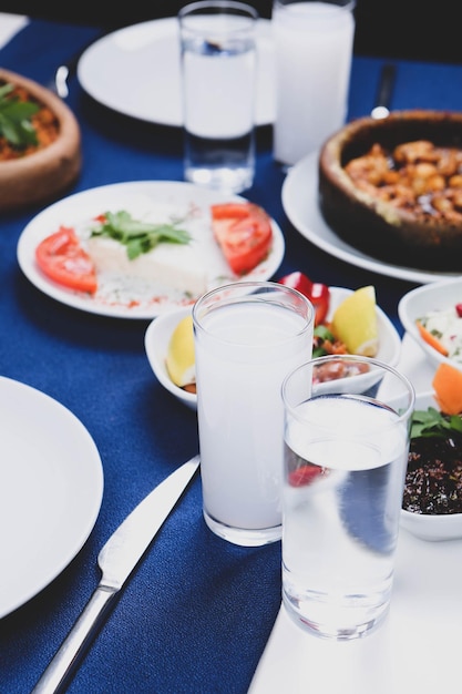 Traditioneller türkischer und griechischer Esstisch mit speziellem Alkoholgetränk Raki Ouzo und türkischem Raki i