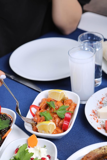 Traditioneller türkischer und griechischer Esstisch mit speziellem Alkoholgetränk Raki Ouzo und türkischem Raki