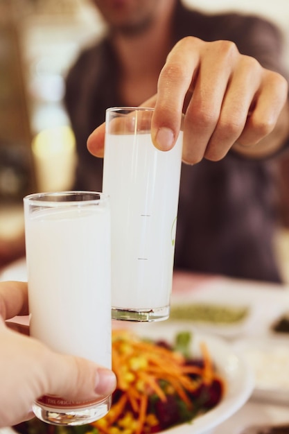 Traditioneller türkischer und griechischer Esstisch mit speziellem Alkoholgetränk Raki Ouzo und türkischem Raki