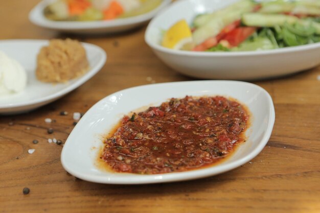 Traditioneller türkischer und griechischer Meze-Tisch