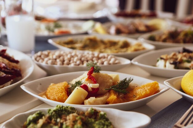 Traditioneller türkischer und griechischer Meze-Tisch