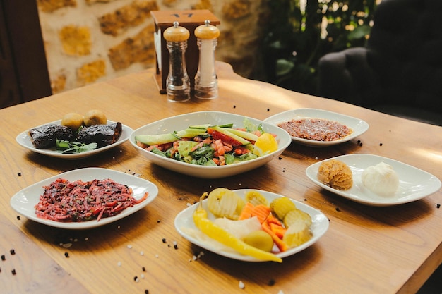 Traditioneller türkischer und griechischer Meze-Tisch