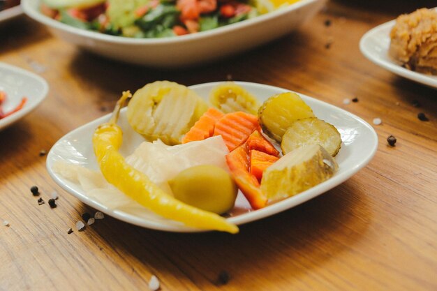 Traditioneller türkischer und griechischer Meze-Tisch