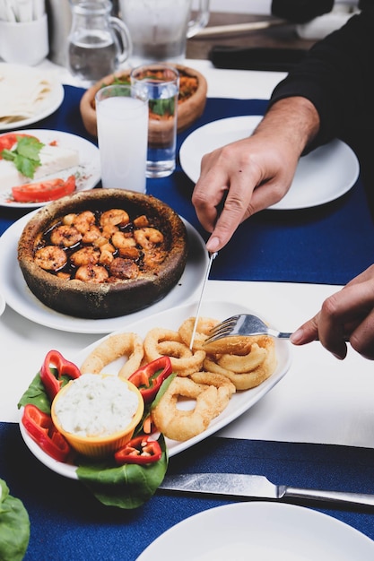 Traditioneller türkischer und griechischer Meze-Tisch