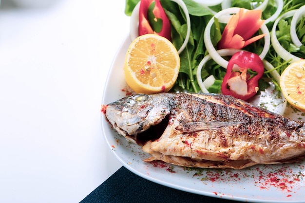 Traditioneller türkischer und griechischer Meze-Tisch