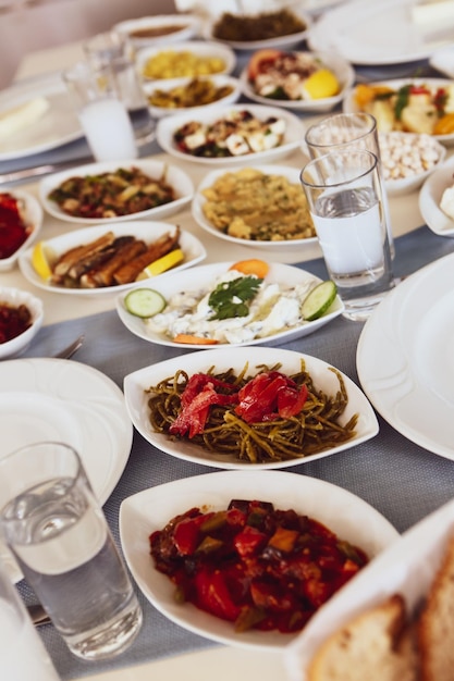 Traditioneller türkischer und griechischer Meze-Tisch