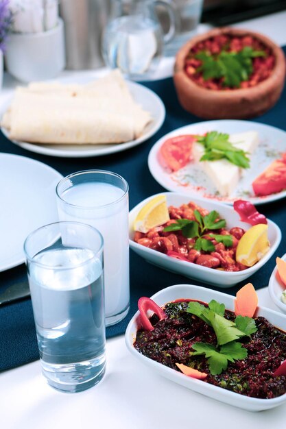 Traditioneller türkischer und griechischer Meze-Tisch