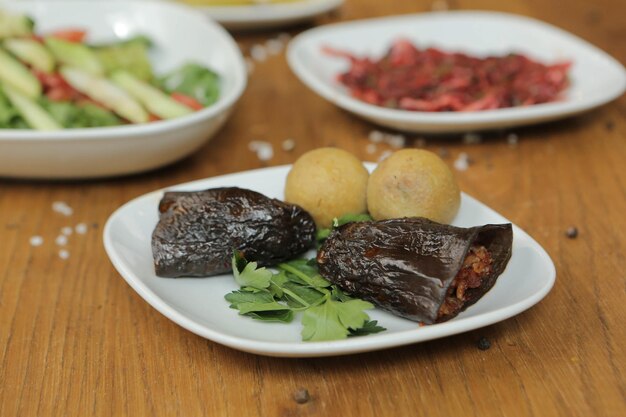 Traditioneller türkischer und griechischer Meze-Tisch