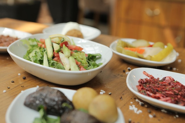 Traditioneller türkischer und griechischer Meze-Tisch